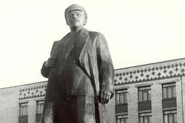 А это памятник Ленину в Ханты-Мансийске.