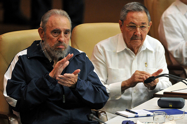 Фидель и Рауль Кастро.