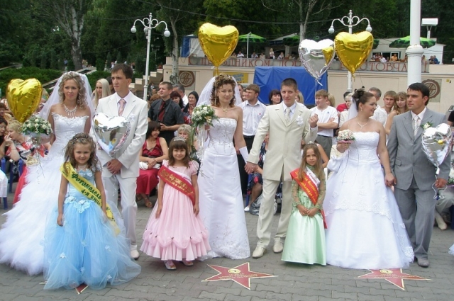 «Мини-мисс Ростова» в 2007 году Вероника Эреванцева в центре.