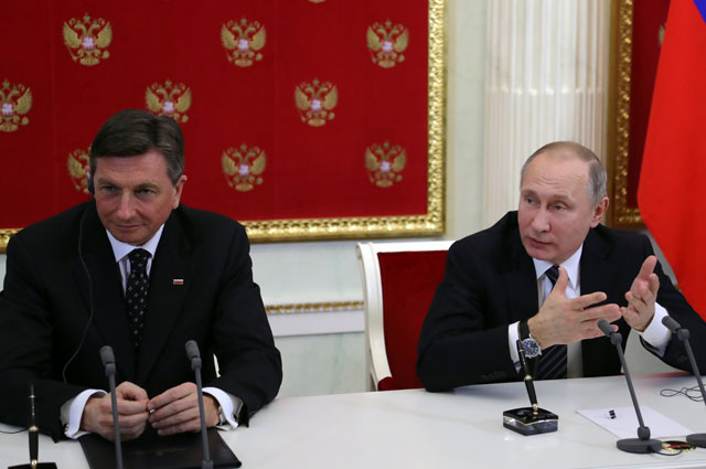 Президент РФ Владимир Путин и президент Словении Борут Пахор (слева) на совместной пресс-конференции по итогам встречи.