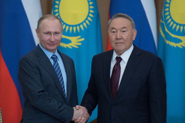 Президент РФ Владимир Путин и президент Республики Казахстан Нурсултан Назарбаев во время встречи в Алма-Ате.