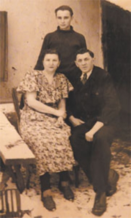 М. И. Букин (сидит) с супругой и неизвестным молодым человеком.