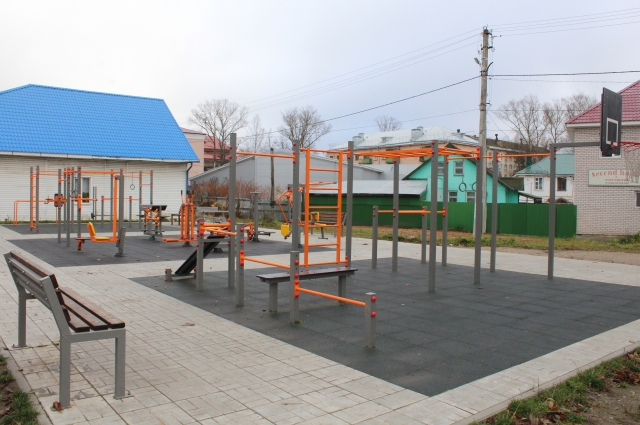 На улице Матросова, где ещё недавно рос бурьян, теперь установлена современная спортивная площадка.