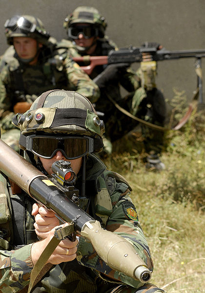 Болгарский солдат с учебной (M.I.L.E.S.) версией гранатомёта РПГ-7, оснащённой коллиматорным прицелом.