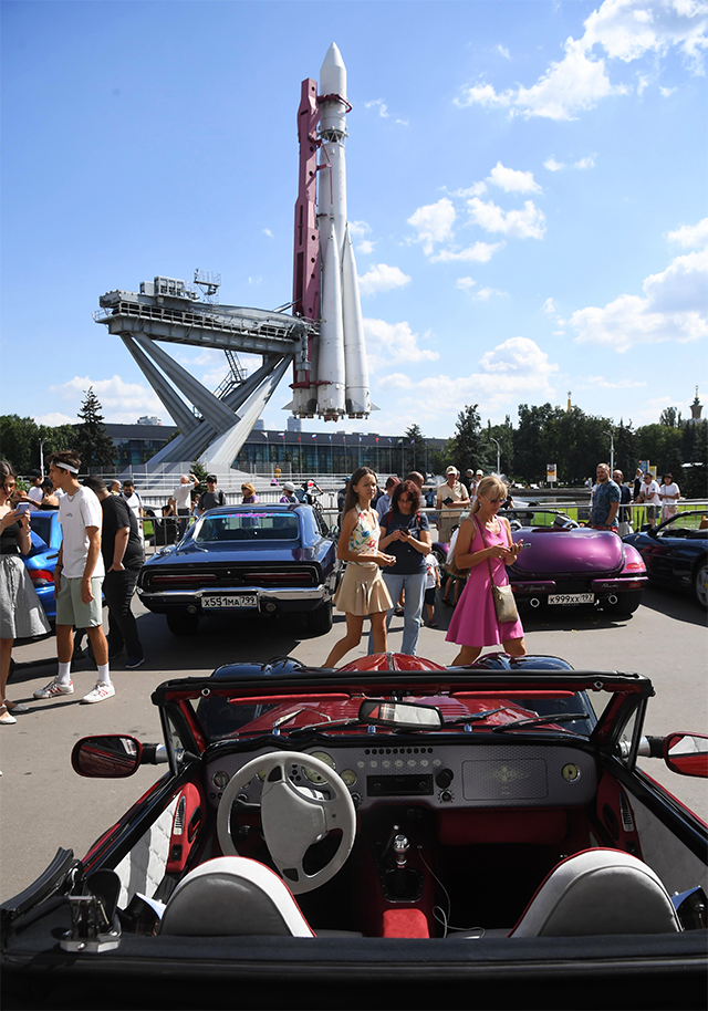 И классические автомобили, и эффектные спорткары смогли увидеть гости на дне рождения ВДНХ.