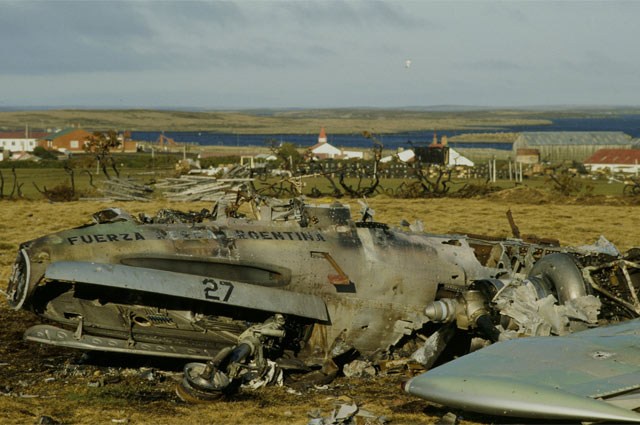 Обломки аргентинского самолета возле небольшого поселка, Фолклендские острова.