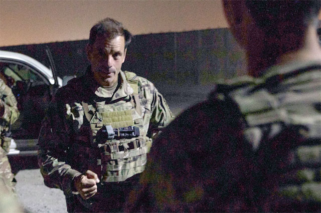 Кристофер Донахью, командующий 82-й воздушно-десантной дивизией, беседует с десантниками в международном аэропорту имени Хамида Карзая в Кабуле, Афганистан, 25 августа 2021 г.