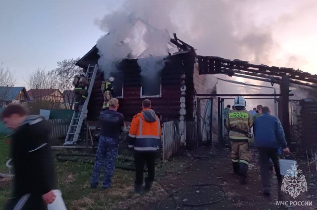 Площадь пожара составила 80 кв. м. - жилой дом полностью уничтожен огнем