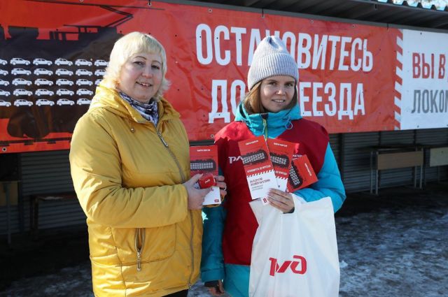 На СвЖД отметили водителей-женщин со знанием ПДД на жд переездах 