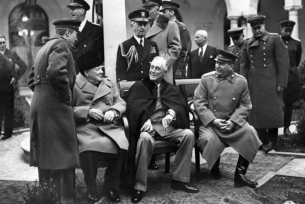 4-11 февраля 1945 года. Ялтинская (Крымская) конференция союзных держав. В центре (сидят слева направо): Премьер-министр Великобритании Уинстон Черчилль, Президент США Франклин Делано Рузвельт и Маршал СССР Иосиф Виссарионович Сталин.