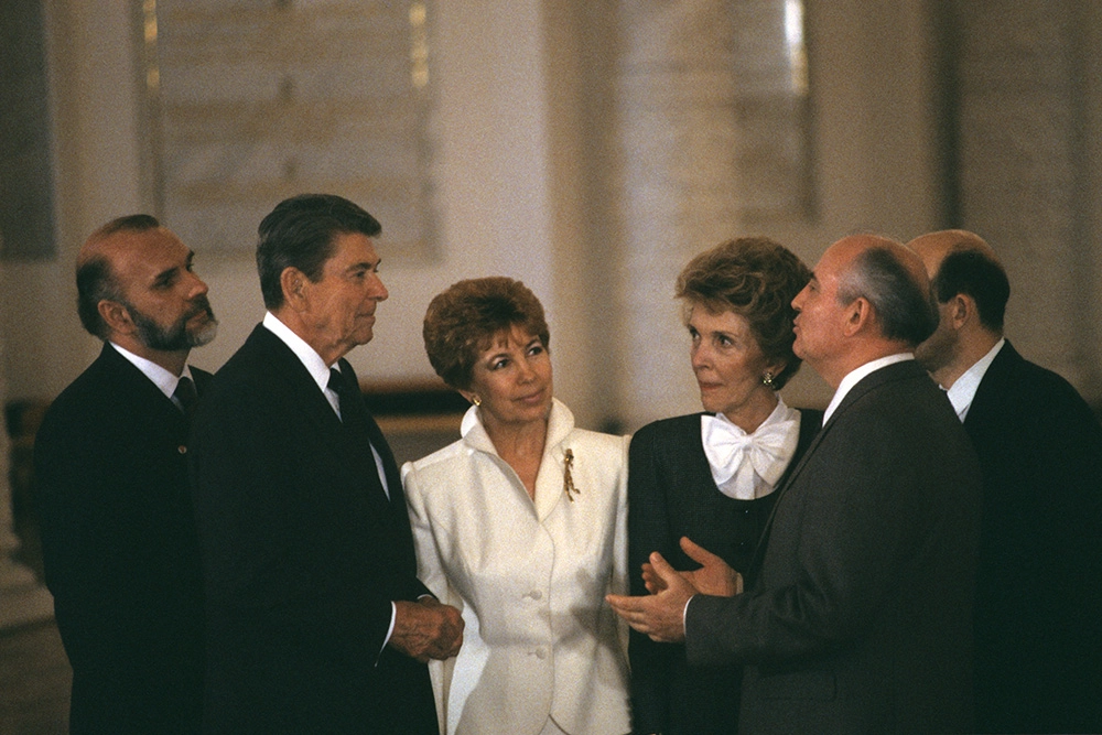 29 мая 1988 года. Официальный визит президента США Рональда Рейгана в СССР. В Георгиевском зале Большого Кремлевского дворца Рональда Рейгана и Ненси Рейган встречал генеральный секретарь ЦК КПСС М.С. Горбачев и Р.М. Горбачева.