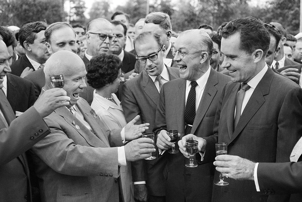 1959 год. Москва, Россия. Советский лидер Никита Хрущев, вице-президент США Ричард Никсон и другие произносят тосты с напитками во время визита Никсона в Советский Союз.