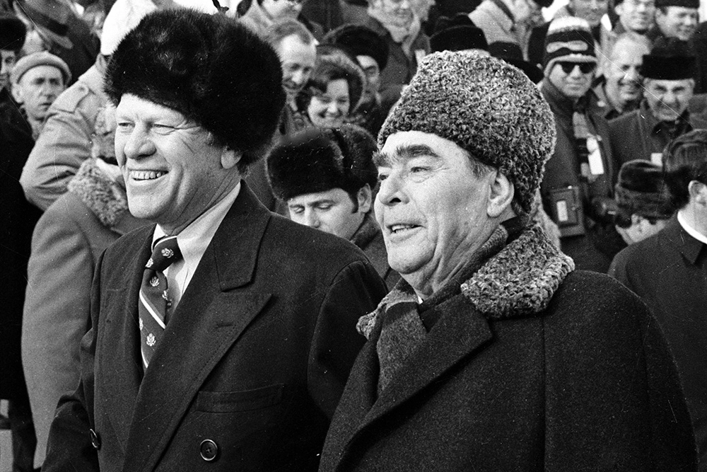 23 ноября 1974 года. Президент США Джеральд Форд (слева) и Генеральный секретарь ЦК КПСС Леонид Ильич Брежнев (справа) во Владивостокском аэропорту.