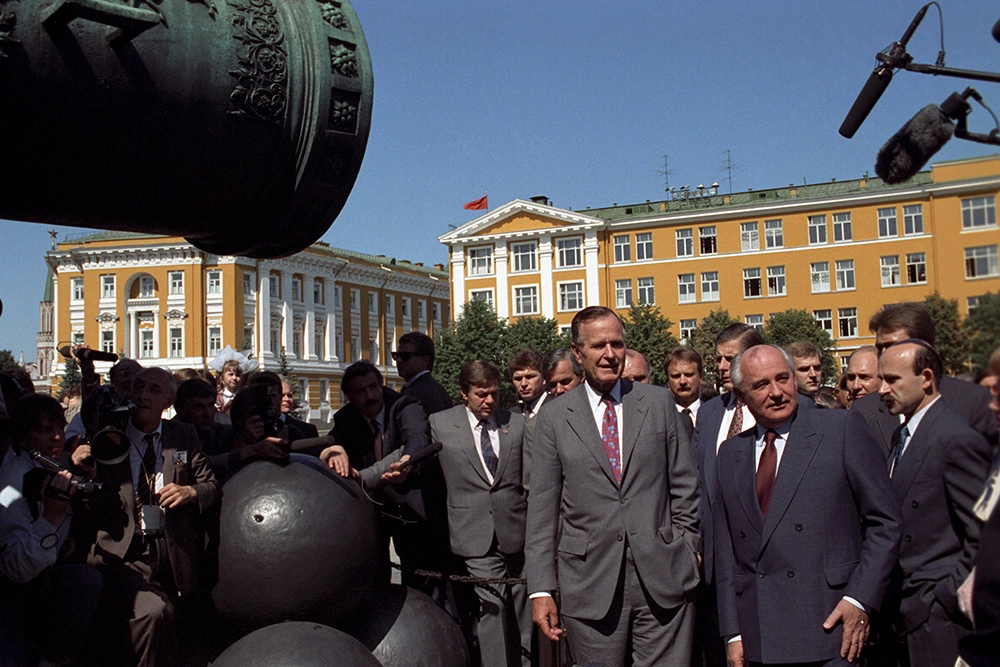 29 июля - 1 августа 1991 года. Визит американской делегации в СССР. Президент СССР Михаил Горбачев и президент США Джордж Буш-старший (справа налево) у памятника «Царь-пушка» на территории Московского Кремля.