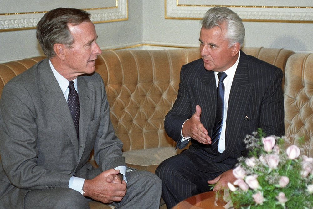 01 августа 1991 года. Президент США Джордж Буш (слева) встречается с Председателем Верховного Совета Украины Леонидом Кравчуком (справа) во время официального визита в СССР.