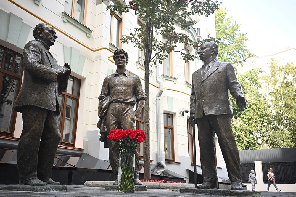 Памятник трем драматургам Александру Вампилову, Александру Володину и Виктору Розову во дворе Театра Олега Табакова на улице Чаплыгина в Москве.
