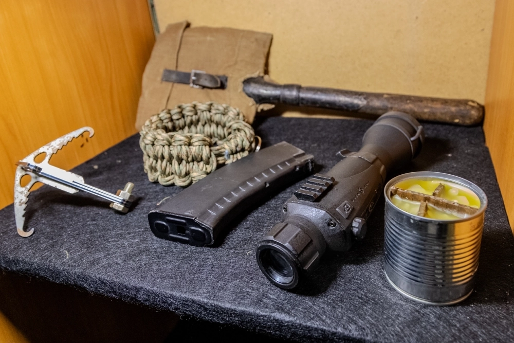 Кошки, которыми можно подцепить заменированный предмет, и верёвки, что выдерживают до 140 килограммов, пригождаются на линии соприкосновения.