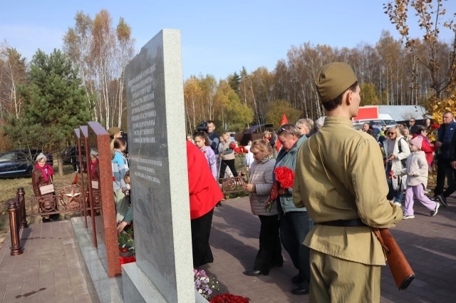 Жители Килекшино возложили цветы в память о своих предках