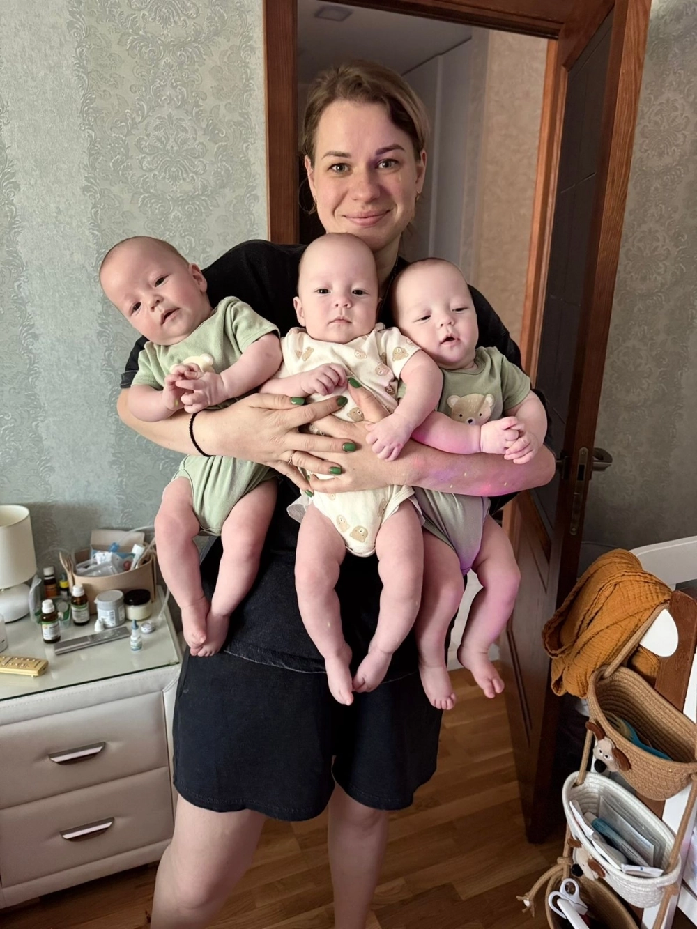 Старшая сестра тройняшек Виктория — дочь Раисы от первого брака — помогает возиться с младенцами.