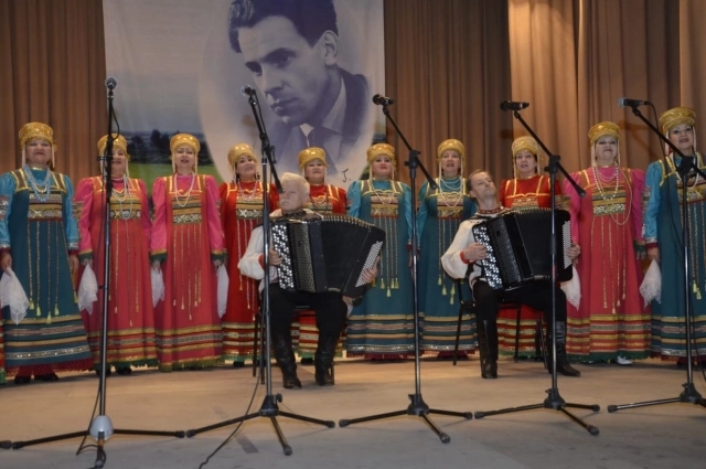 Вот уже в пятнадцатый раз над Заокским разливались песни Октября Гришина - композитор объединяет и местных жителей, и гостей из других регионов.