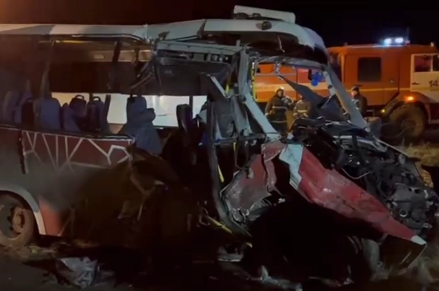 Автобус сильно повреждён после ДТП.