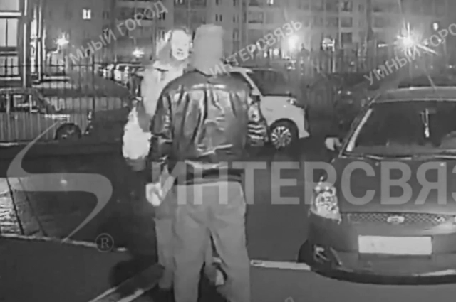 Сначала у мужчины и женщины произошёл словесный конфликт. 