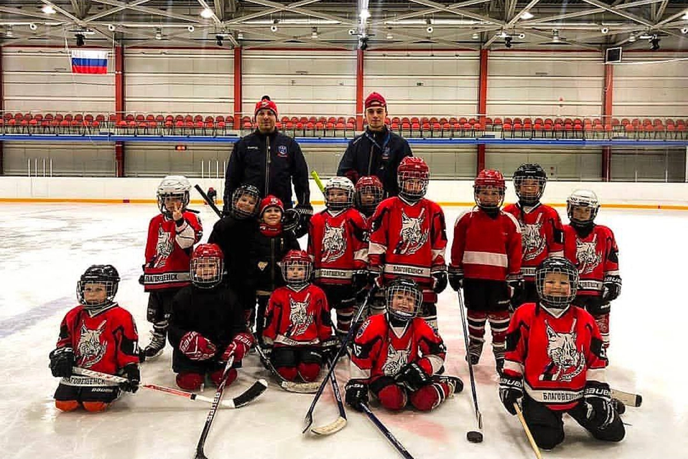 Александр Кузнецов вместе со своей хоккейной командой, когда работал детским тренером.