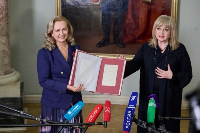 Алла Манилова вручила Анне Громовой служебную записку от министра с пометками императора.