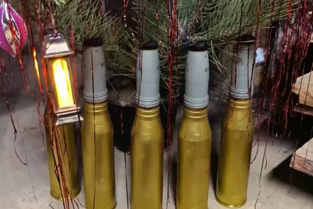 Украшение блиндажей 1430 полка группировки «Днепр» к Новому году. 