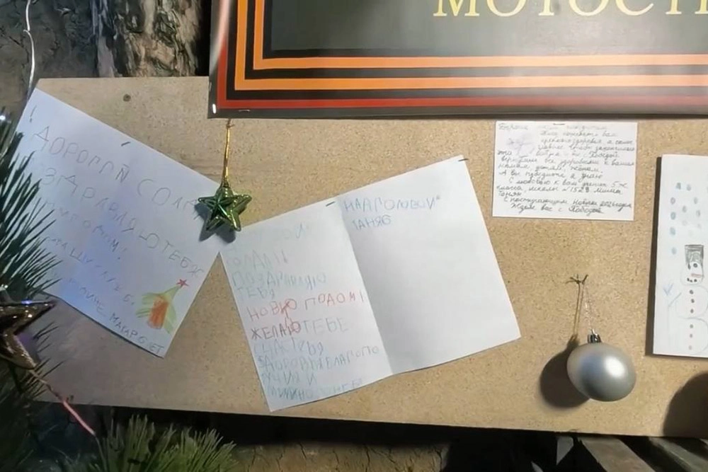 Украшение блиндажей 1430 полка группировки «Днепр» к Новому году. 