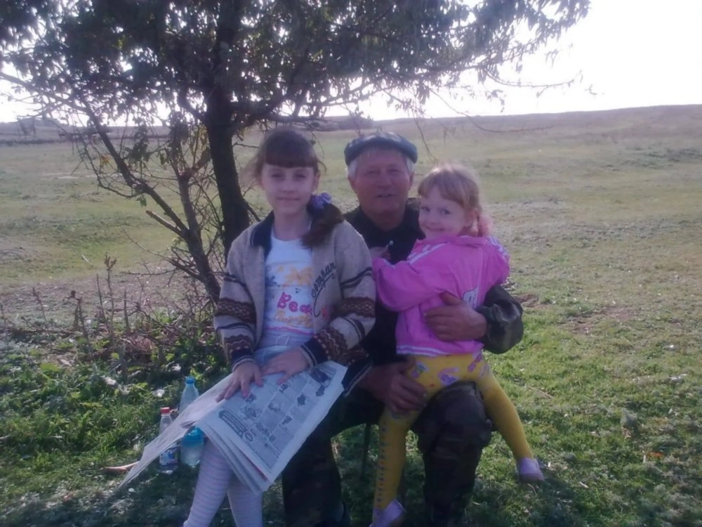 Виктор Иванович и его внучки Алёна и Алевтина пасут овец.