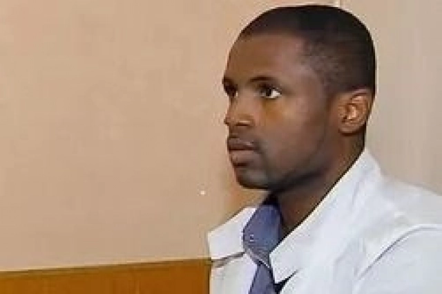 В 18 лет Кристиан приехал в Рязань. Он единственный из пятерых детей пошел по стопам мамы и стал доктором. Врач в Камеруне - очень уважаемый человек.