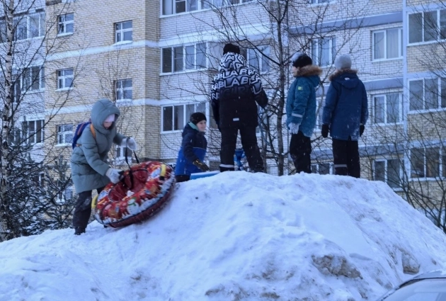 Из сугробов возникли настоящие горы для игр.