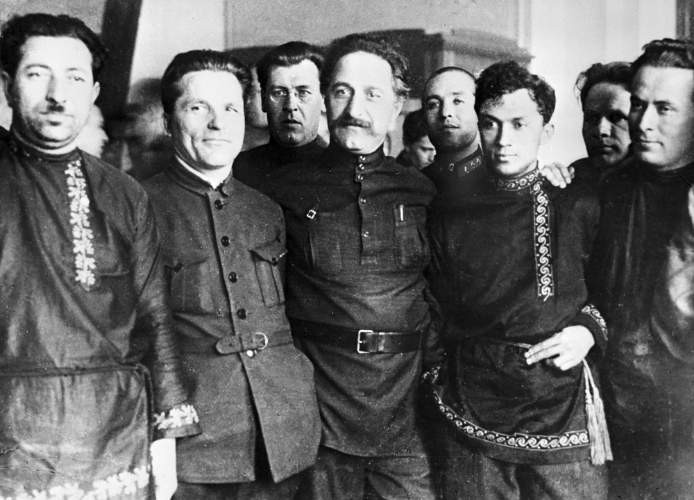 Григорий Константинович (Серго) Орджоникидзе (в центре) и Сергей Миронович Киров (2 слева) в группе делегатов ХVI партийной конференции от Бакинской партийной организации в апреле 1929 года, в Москве.