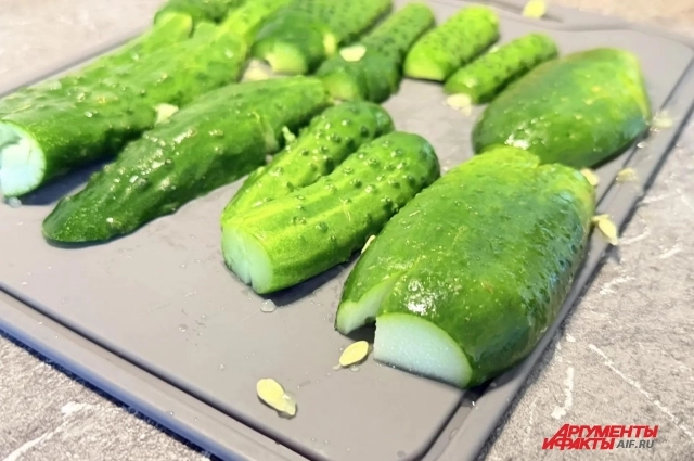 Отбивать огурцы стоит аккуратно.