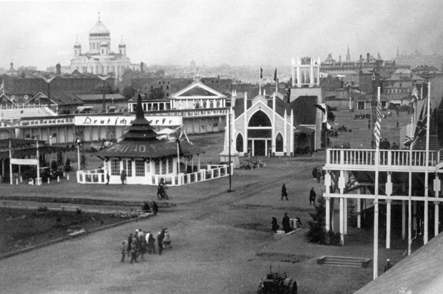 В начале ХХ века Крымский Вал был популярным местом народных гуляний и ярмарок. 1923 г