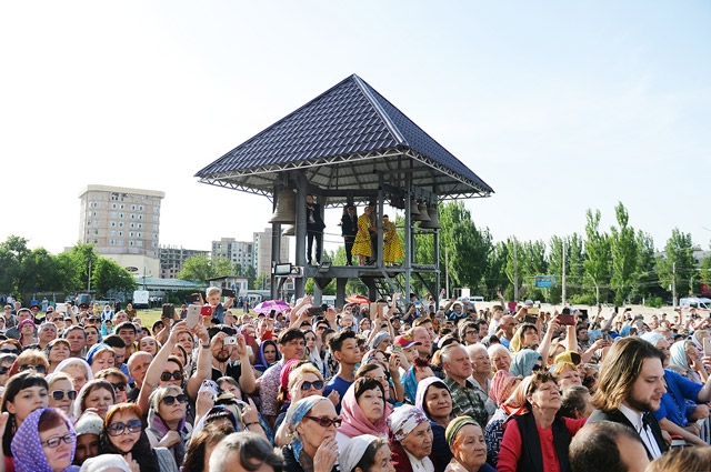 Тысячи людей хотели хоть краем глаза увидеть патриарха Кирилла. Толпы были и на месте освящения закладного камня под строительство православной гимназии.