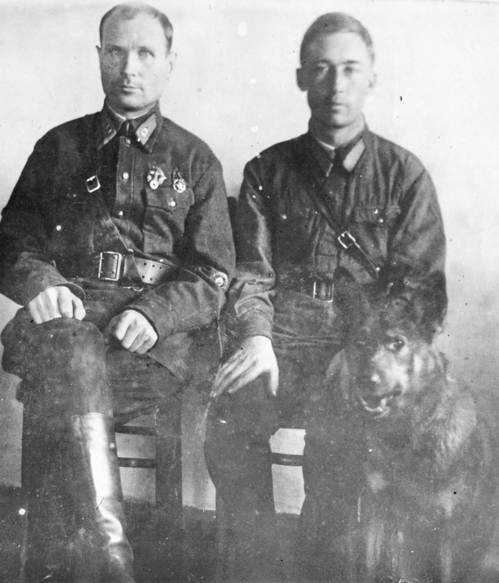Проводник Скворцов (справа) со служебной овчаркой Абрек, 1938 г.