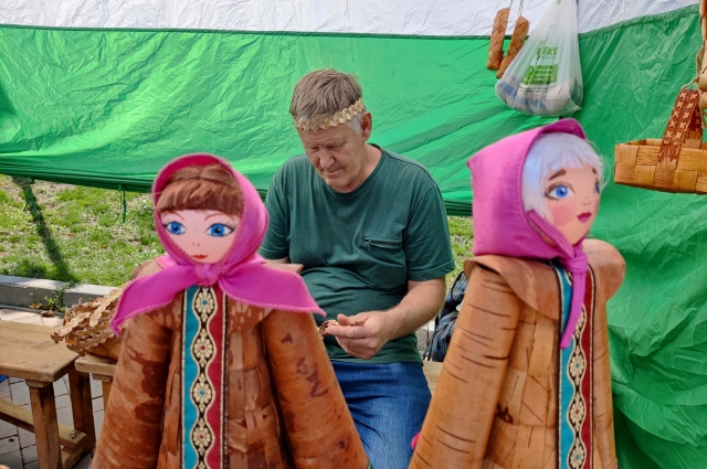 Эти куклы тоже сделаны из бересты.