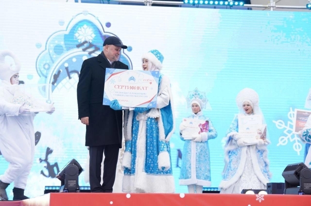 Награду девушке вручал губернатор Сергей Цивилев. 
