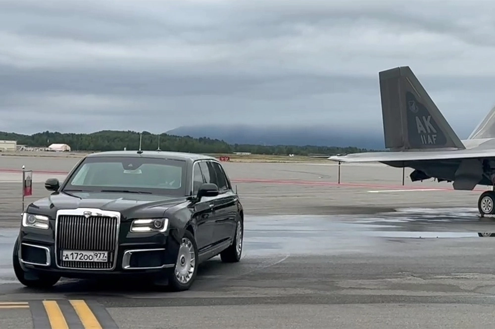 Автомобиль «Аурус» кортежа президента России на аэродроме базы Элмендорф-Ричардсон на Аляске.