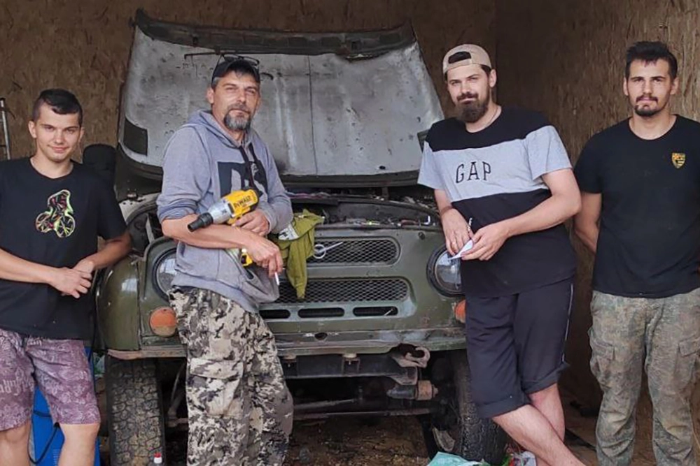 На фото Григорий с сыновьями.