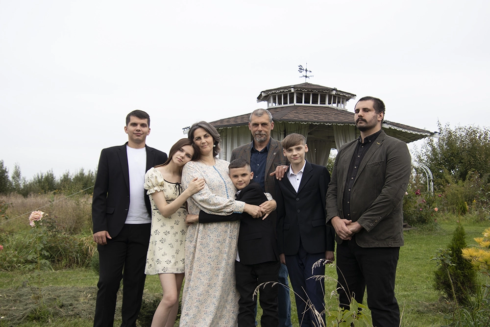 Супруги Алексеевы. На фото Супруги с Назаром, Варварой, Захаром, Никоном (самый маленький) и Саввой.