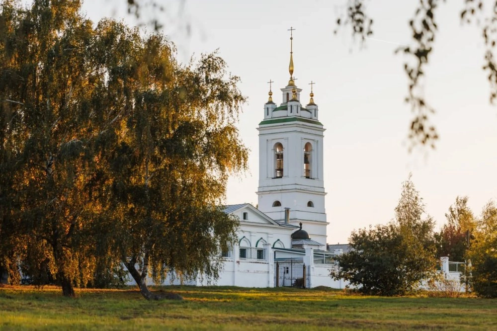 В этом храме венчались родители Есенина, здесь крестили маленького Сережу.