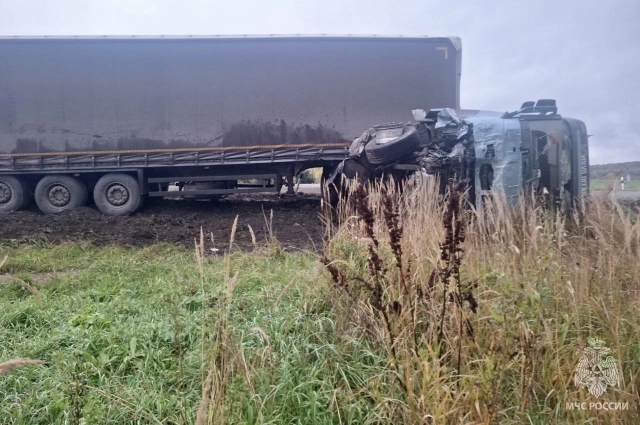 Водитель фуры после аварии описал произошедшее сотрудникам полиции.