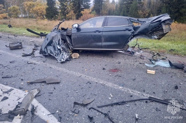 Всё, что осталось от легковушки.