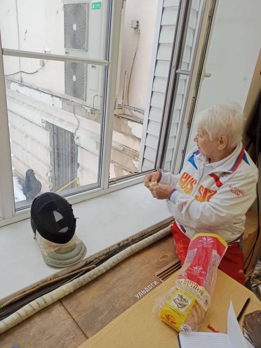 У Зои Юрьевны всегда с собой батон хлеба для пернатых питомцев