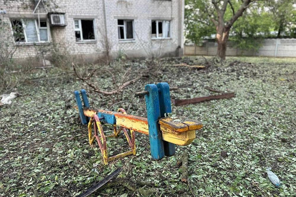 Именно в этом дворе могла случится трагедия, если бы не быстрая реакция мальчика, который позвал всех детей в укрытие.