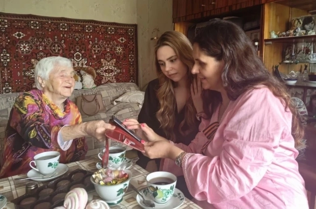 Валентина Евгеньевна Филиппова с удовольствием показывает свои фото.