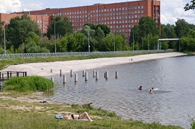 В пруду у 6 городской больницы купаются, хоть это и запрещено